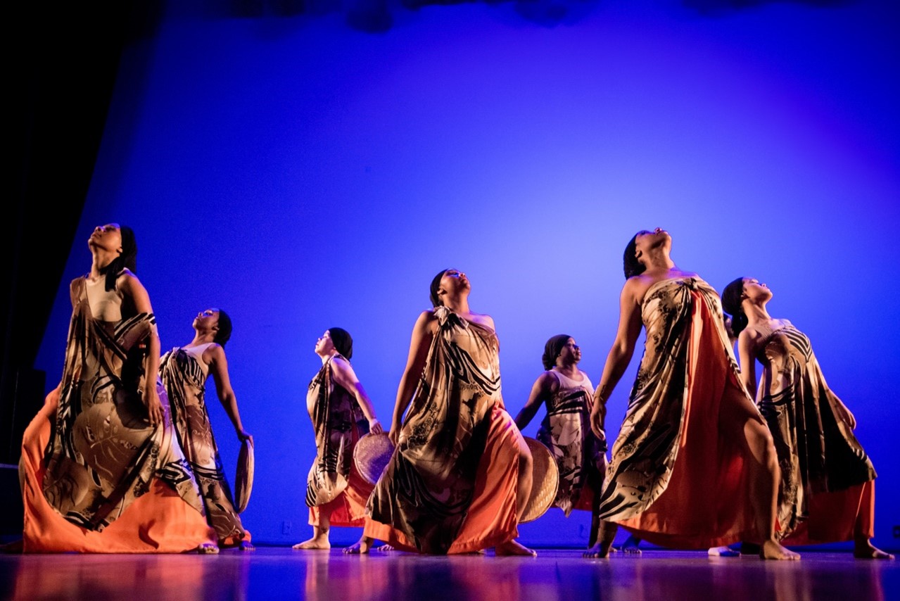 Artes Cênicas: Transformação Cultural e Identidade